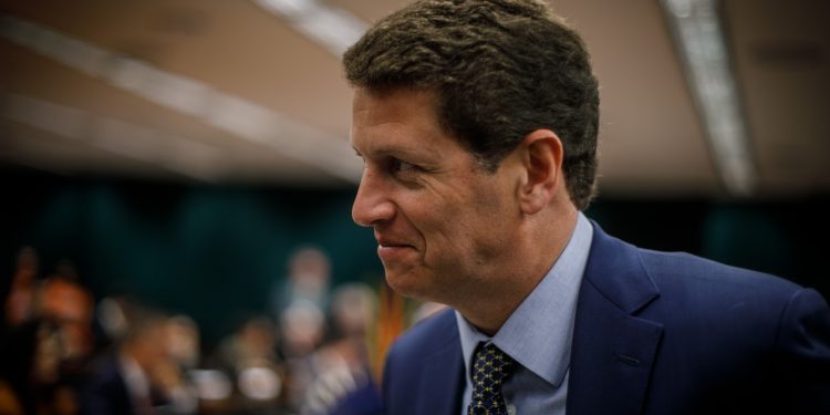 Salles diz não ser 'burrinho de presépio' de Bolsonaro, e afirma que Eduardo e Michelle seriam candidatos melhores que Flávio