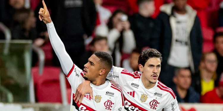 Samuel Lino marca na reta final e livra Flamengo de derrota para o Internacional