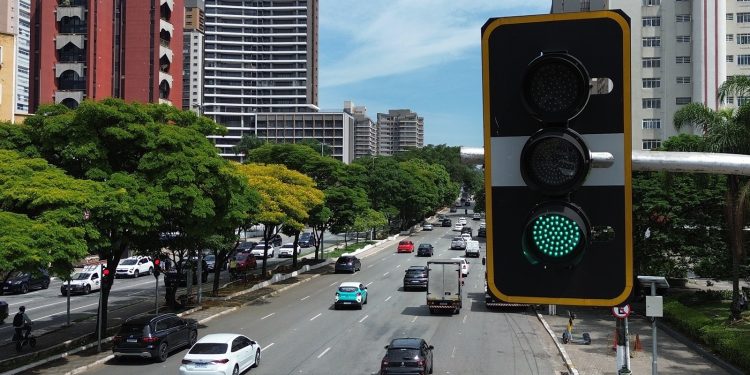 São Paulo amplia rede de semáforos inteligentes e reduz índices de lentidão