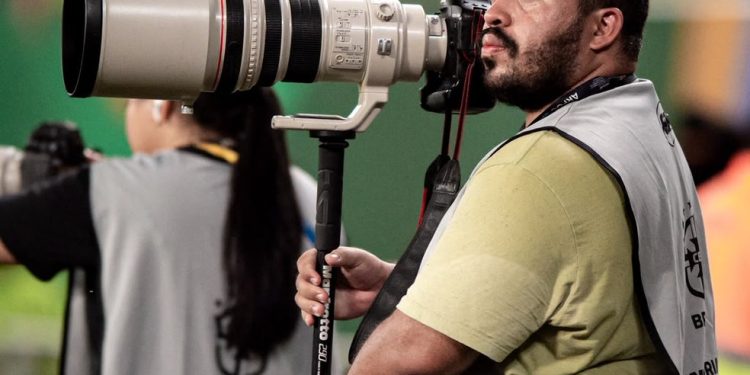 O fotógrafo Gil Gomes também não conseguiu cobrir a Copa do Mundo in loco, mas foi um dos brasileiros que fez parte da trend viral — Foto: Arquivo Pessoal