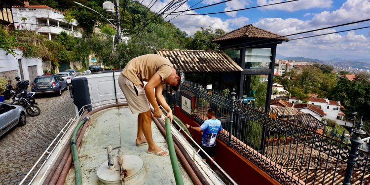 Sem luz há quase 48 horas, moradores e comerciantes de Santa Teresa acumulam prejuízos após ventania