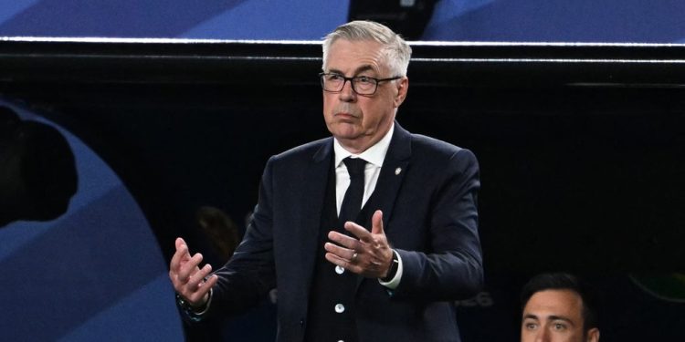 Carlo Ancelotti e sua inconfudível sobrancelha arqueada, durante jogo da seleção brasileira na Copa do Mundo — Foto: AFP