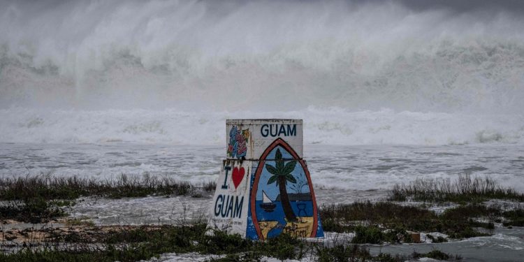 Ondas altas se chocam contra o litoral de uma praia enquanto o supertufão Bavi, previsto, se aproxima de Guam. — Foto: Yuichi YAMAZAKI / AFP