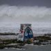 Ondas altas se chocam contra o litoral de uma praia enquanto o supertufão Bavi, previsto, se aproxima de Guam. — Foto: Yuichi YAMAZAKI / AFP