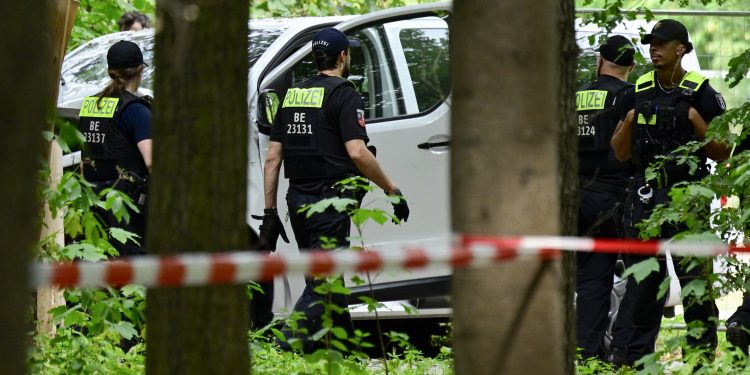 Suspeito de atropelamento em marcha LGBTQIA+ de Berlim é morto a tiros pela polícia