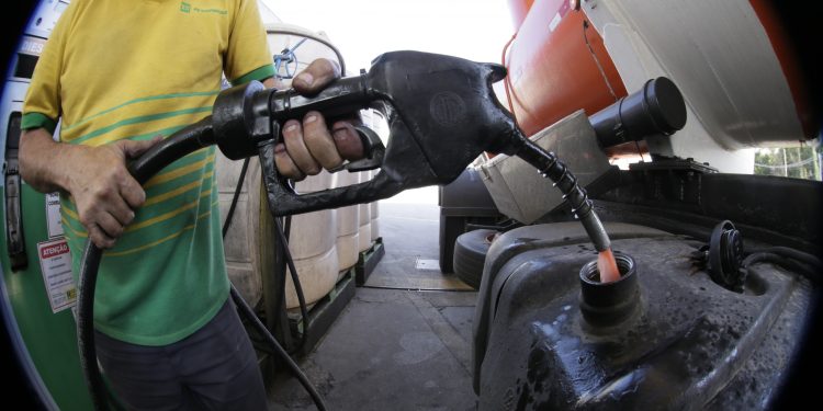 Suspensão de exportação do diesel russo vai elevar preço para importador brasileiro