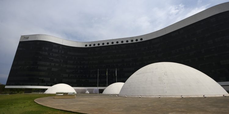 TSE avalia regras para que plataformas previnam ataques à eleição e considera criar comissão fiscalizar big techs