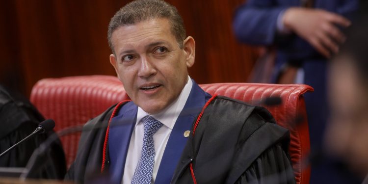 TSE estuda elaborar resolução para ampliar transparência de pesquisas eleitorais após reunião com institutos