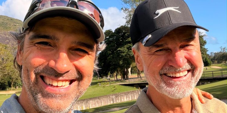 Tadeu Schmidt reencontra irmão pela primeira vez após morte de Oscar e mãe: 'Agora somos nós dois'; fotos