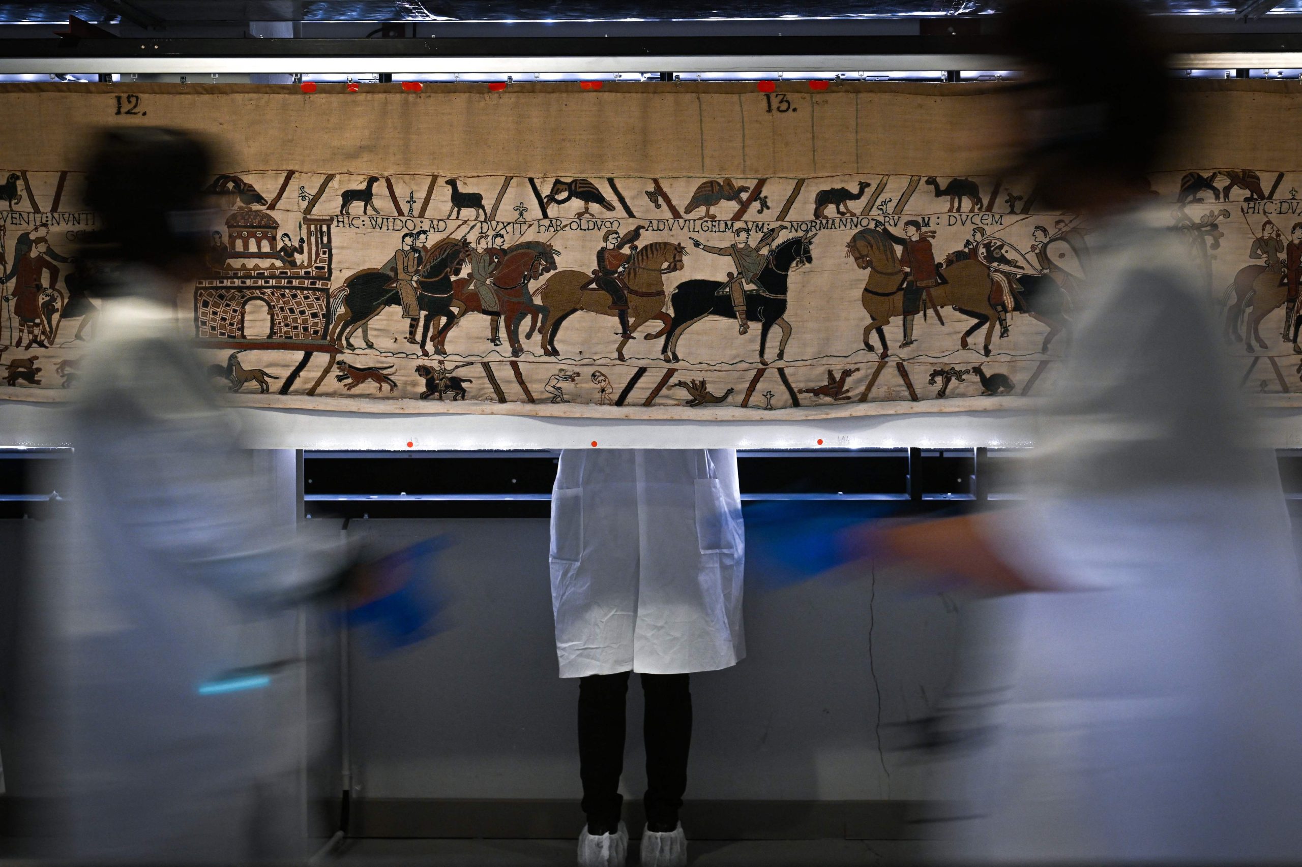 Tapeçaria de Bayeux chega ao Museu Britânico de Londres após transferência sob rígida vigilância