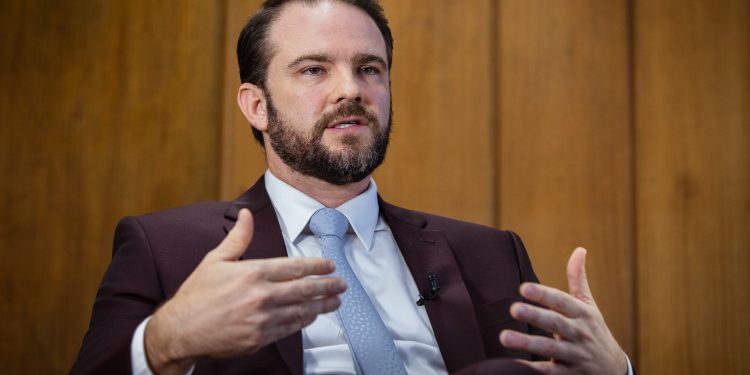 Tarifaço de Trump é interferência externa indevida, diz ministro da Fazenda
