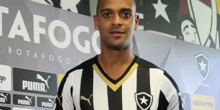 Tássio Maia dos Santos, ex-jogador do Botafogo, é uma das vítimas fatais de queda de muro por ventania