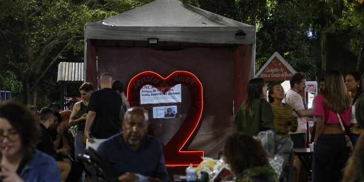 Tenda do amor vira esperança para solteiros no 'arraiá dos encalhados'