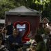 Tenda do amor vira esperança para solteiros no 'arraiá dos encalhados'
