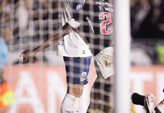 Thiago Mendes decide no fim, Vasco vence Independiente Medellín e avança às oitavas da Sul-Americana