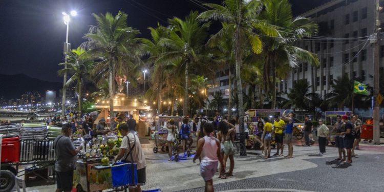 Tolerância Zero: prefeitura terá controle de acesso 24h de ambulantes irregulares do Leme ao Leblon a partir do dia 16