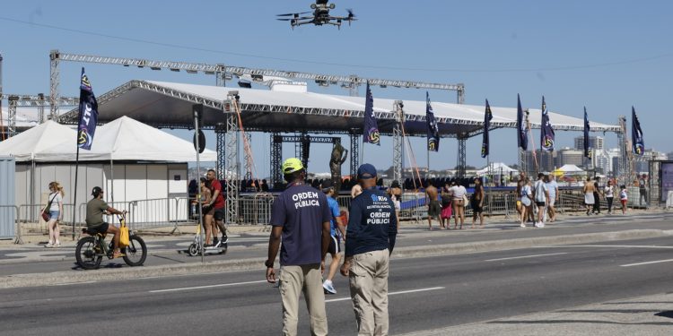 Tolerância Zero: preifetura utiliza drone para alertar sobre comércio irregular na orla do Rio