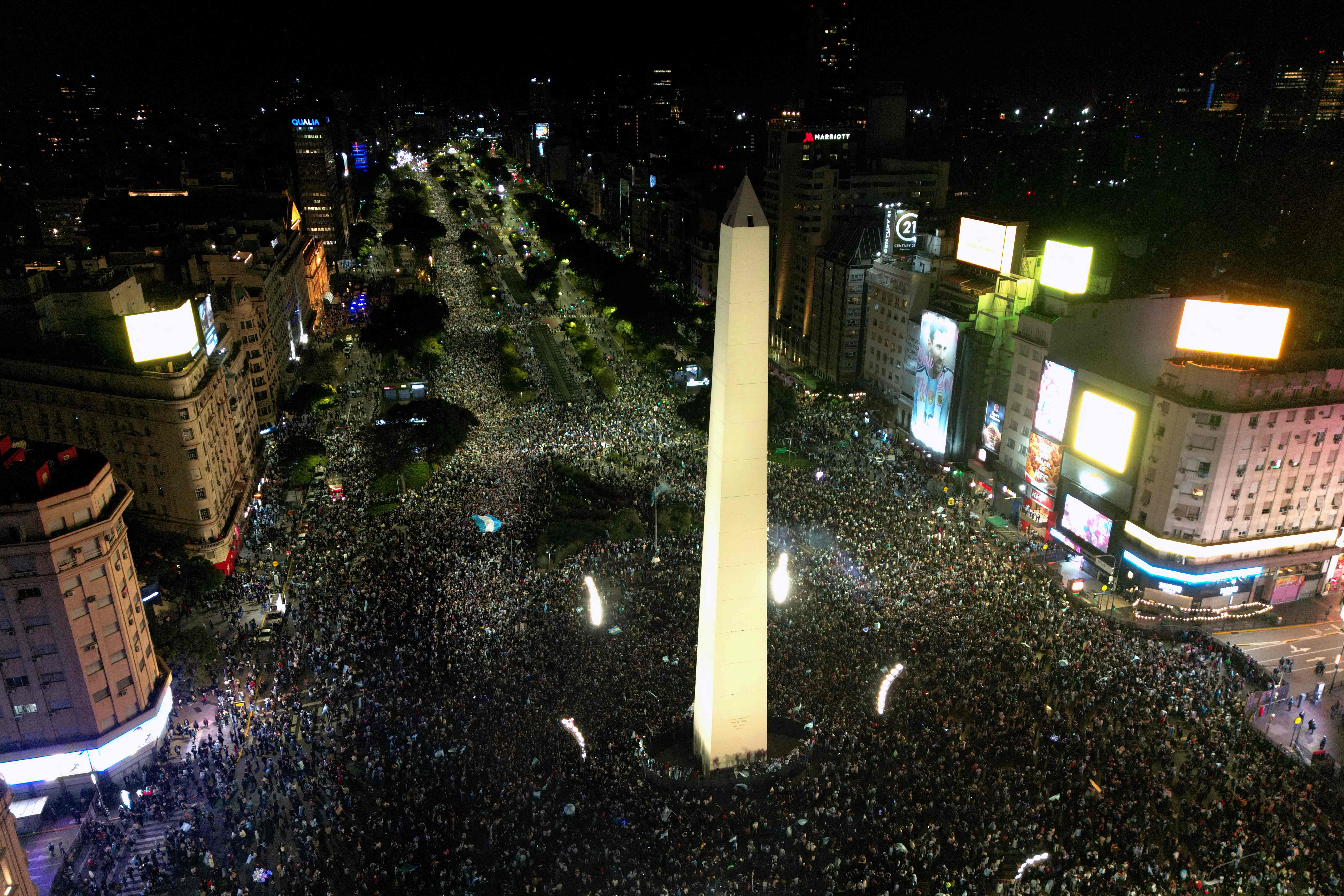 Torcedores da Argentina tomam Obelisco e ruas de Buenos Aires para comemora vaga na final da Copa; veja imagens