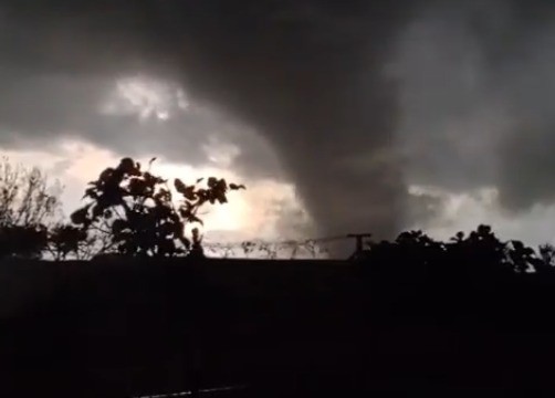 Tornado atinge o Rio Grande do Sul e deixa feridos; vídeos nas redes mostram casas destruídas