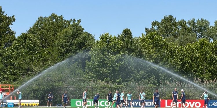Noruega treina com sistema de irrigação ligado para amenizar — Foto: Rafael Oliveira/Agência O Globo