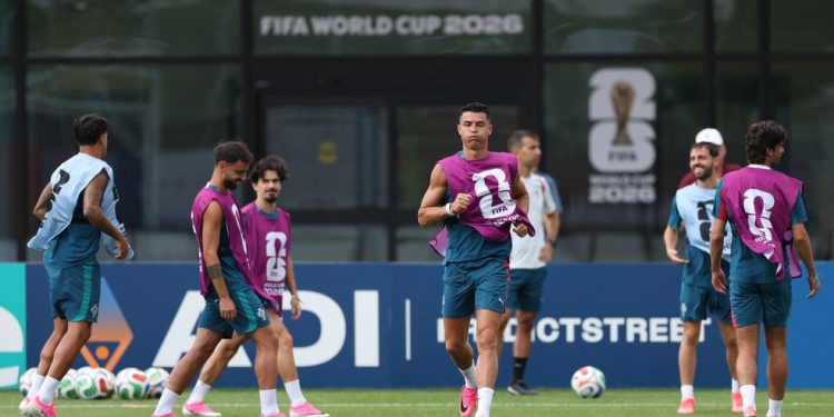 Cristiano Ronaldo no treino de Portugal antes do duelo com a Croácia na Copa do Mundo — Foto: Mark Blinch/Getty Images/AFP