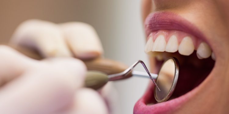 Uma cárie nem sempre precisa de obturação, um canal nem sempre é necessário: as novas técnicas nas salas dos dentistas