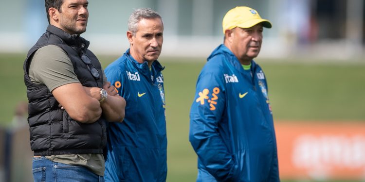 Uma semana após eliminação, presidente da CBF reaparece em treino da seleção sub-17