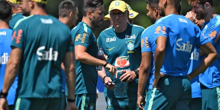 O técnico italiano da seleção brasileira, Carlo Ancelotti, gesticula durante um treino no Columbia Park Training Facility, em Morristown, Nova Jersey, em 2 de julho de 2026, durante a Copa do Mundo de 2026. — Foto: MAURO PIMENTEL / AFP