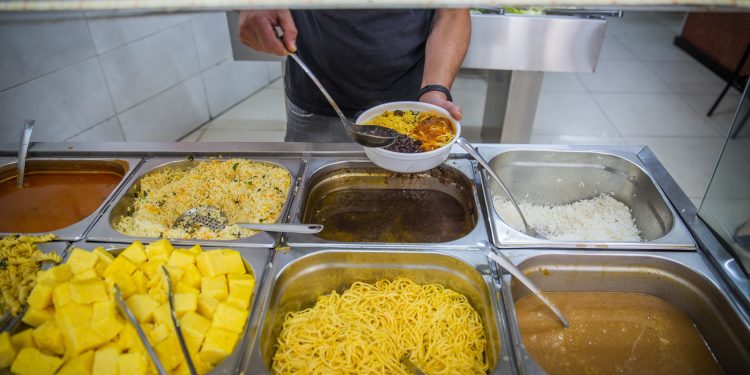 Vale-refeição cobre apenas nove dias úteis e brasileiro já banca 101% a mais do próprio bolso