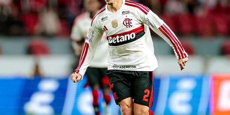 Varela critica atuação do Flamengo diante do Internacional: 'Fechar as portas, começar de novo'