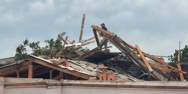 Ventos de mais de 80 km/h causam estragos e destruição em cidades de Santa Catarina