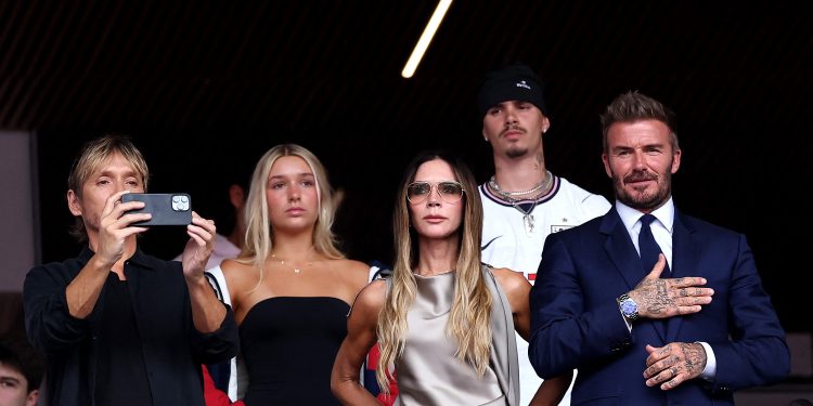 Victoria Beckham volta ao camarote da Inglaterra e atualiza o estilo WAG 20 anos depois