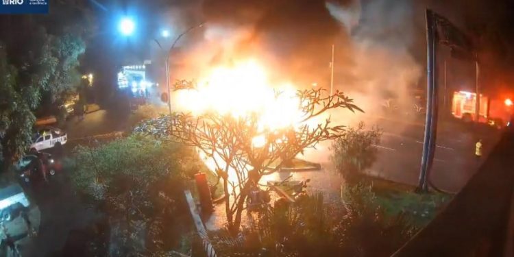 Vídeo: Ônibus pega fogo na saída do Túnel Rebouças e provoca reflexos no trânsito da Zona Sul; veja alternativas