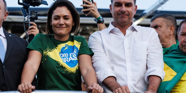 Vídeo com pedido de desculpas de Flávio foi exigência de Michelle para reaproximação, dizem aliados