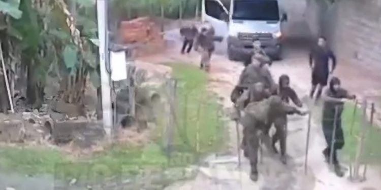 Vídeo mostra bandidos do CV armados de fuzis durante tentativa de invasão em área de mata, na Zona Oeste do Rio