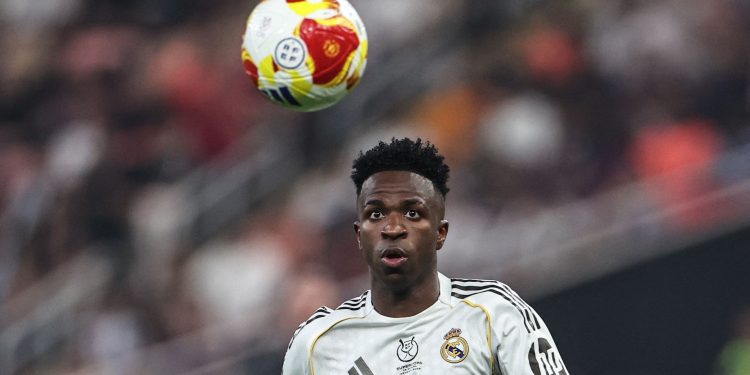 Vini Jr. deve permanecer no Real Madrid apesar do interesse do Arsenal, diz jornal