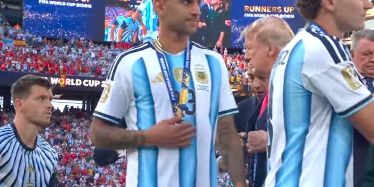Zagueiro da Argentina, Romero ignora Donald Trump em cerimônia de premiação da Copa do Mundo