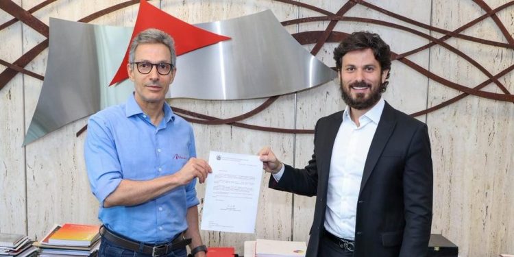 Zema evita entrar em disputa entre Simões e Aro, mas tentará salvar campanha de sucessor