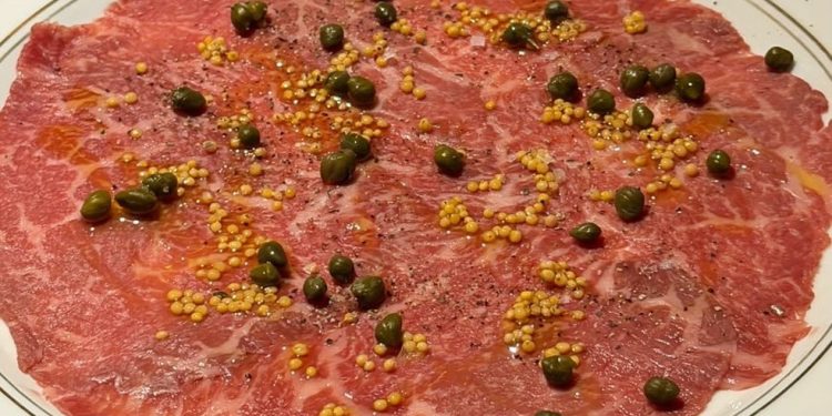 Carpaccio de carne dry aged: molho sequestra o sabor da carne — Foto: Ian Oliver
