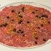 Carpaccio de carne dry aged: molho sequestra o sabor da carne — Foto: Ian Oliver
