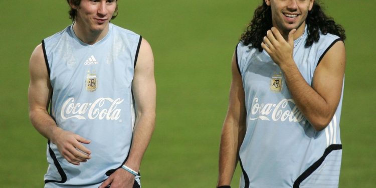 Messi e Juan Pablo Sorín em treino da seleção da Argentina, em 2005 — Foto: Karim Jafaar / AFP