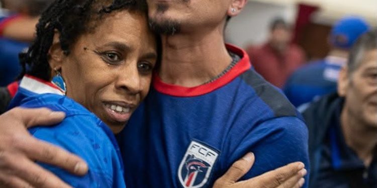 Javier Andrigo assistindo ao jogo de Cabo Verde — Foto: Gentileza Gustavo Marion