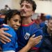 Javier Andrigo assistindo ao jogo de Cabo Verde — Foto: Gentileza Gustavo Marion