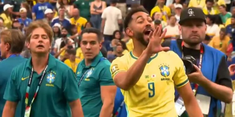 Matheus Cunha fez gesto de 5 para os japoneses após o jogo — Foto: Reprodução