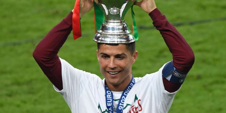 Cristiano Ronaldo com o troféu da Eurocopa 2016 — Foto: Miguel Medina/AFP