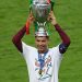 Cristiano Ronaldo com o troféu da Eurocopa 2016 — Foto: Miguel Medina/AFP