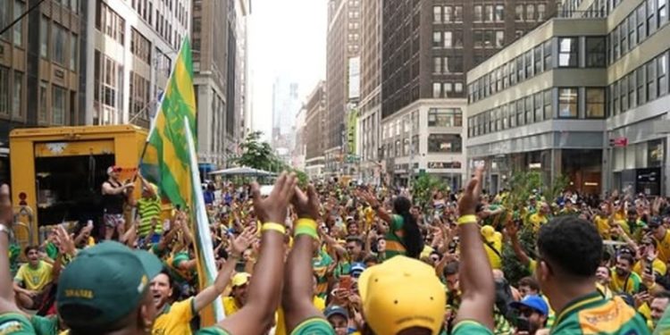 Brasileiros tomam conta da Times Square na espera pela estreia da seleção na Copa — Foto: Reprodução/X