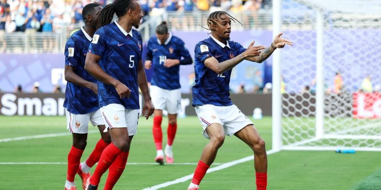 Bradley Barcola, da França, comemora com os companheiros de equipe após marcar o segundo gol do time durante a partida contra a Suécia pela Copa do Mundo, no Nova York / New Jersey Stadium — Foto: Buda Mendes / GETTY IMAGES NORTH AMERICA / Getty Images via AFP