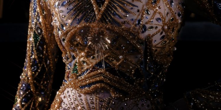 ‘A Última Ceia’: tudo sobre o vestido da miss Maria Gabriela Lacerda, que custou R$ 270 mil, foi pintado à mão e cravejado de pérolas e diamante