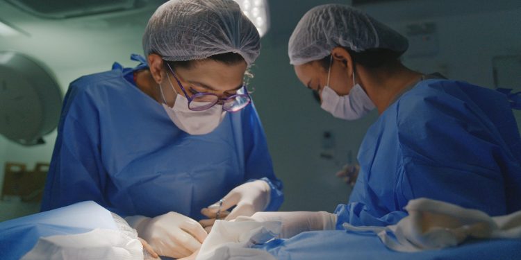 'A rainha do bisturi', nova série do Discovery Home & Health e da HBO Max, vai estrear antes no YouTube